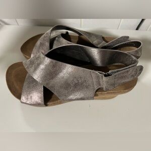 Pierre Dumas Silver wedges size 8